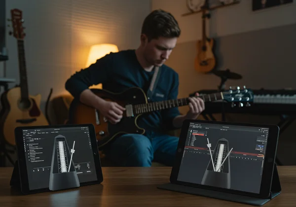 音樂家使用數位節拍器練習吉他